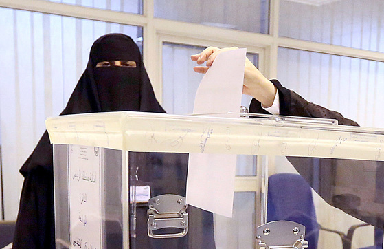 사우디아라비아에서 처음으로 여성에게 참정권이 주어진 지방선거가 실시된 2015년 12월 12일(현지시간) 수도 리야드에서 여성 유권자가 투표하고 있다. [AP=연합뉴스]