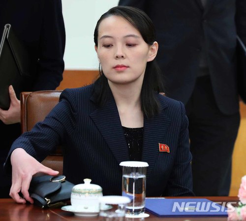 【서울=뉴시스】북한 김여정 노동당 중앙위원회 제1부부장이 10일 오전 청와대 본관 접견실로 들어서며 김정은 노동당 위원장의 친서로 보이는 파란색 파일을 책상위에 놓고 있다. 2018.02.10. photo1006@newsis.com <저작권자ⓒ 공감언론 뉴시스통신사. 무단전재-재배포 금지.>