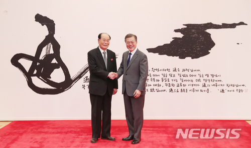 【서울=뉴시스】문재인 대통령이 10일 청와대 본관에서 김영남 최고인민회의 상임위원장과 기념촬영을 하고 있다. 2018.02.10. photo1006@newsis.com <저작권자ⓒ 공감언론 뉴시스통신사. 무단전재-재배포 금지.>