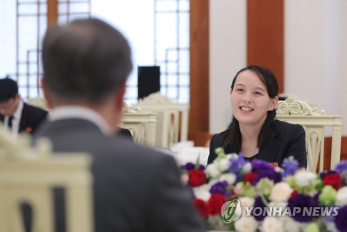 [올림픽] 문 대통령과의 오찬, '김여정 환한웃음' (서울=연합뉴스) 김주형 기자 = 문재인 대통령이 10일 오전 청와대에서 평창동계올림픽을 계기로 방남한 김정은 북한 노동당 위원장의 여동생 김여정 노동당 중앙위 제1부부장과 오찬을 하고 있다.     kjhpress@yna.co.kr