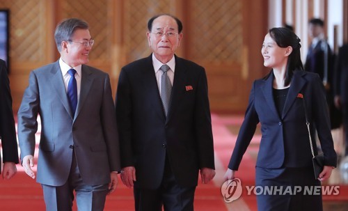 [올림픽] 문 대통령, '김여정과 밝은표정으로 대화' (서울=연합뉴스) 김주형 기자 = 문재인 대통령이 10일 오전 청와대에서 평창동계올림픽을 계기로 방남한 북한 김영남 최고인민회의 상임위원장, 김정은 북한 노동당 위원장의 여동생 김여정 노동당 중앙위 제1부부장과 오찬장으로 이동하고 있다.       kjhpress@yna.co.kr