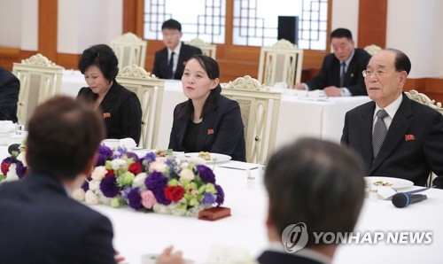 [올림픽] 문 대통령, 김여정 등 북한 대표단과 오찬 (서울=연합뉴스) 김주형 기자 = 10일 오전 청와대에서 평창동계올림픽을 계기로 방남한 김정은 북한 노동당 위원장의 여동생 김여정 노동당 중앙위 제1부부장(가운데) 등 참석자들이 문재인 대통령과 오찬을 하고 있다.     kjhpress@yna.co.kr