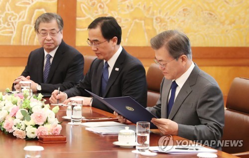 문 대통령, '북한 김정은 위원장의 친서를 읽어보며' (서울=연합뉴스) 김주형 기자 = 문재인 대통령이 10일 오전 청와대에서 김정은 북한 노동당 위원장의 여동생 김여정 노동당 중앙위 제1부부장에게 김정은 위원장의 친서를 받은 뒤 읽고 있다. 2018.2.10 kjhpress@yna.co.kr