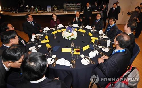 [올림픽] 만찬 참석한 김여정 김영남 (강릉=연합뉴스) 북한 김정은 국무위원장 특사 자격으로 방남한 김여정 중앙위원회 제1부부장과 김영남 최고인민회의 상임위원장이 10일 오후 강원도 강릉 스카이베이호텔에서 통일부가 주최한 만찬을 하고 있다. 2018.2.10 [사진공동취재단=연합뉴스]  photo@yna.co.kr (끝)