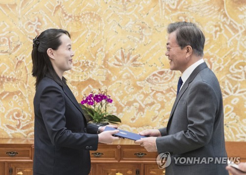 [올림픽] 북한 김정은 위원장 친서 전달받는 문 대통령 (서울=연합뉴스) 김주형 기자 = 문재인 대통령이 10일 오전 청와대에서 김정은 북한 노동당 위원장의 여동생 김여정 노동당 중앙위 제1부부장에게 김정은 위원장의 친서를 받고 있다. 2018.2.10       kjhpress@yna.co.kr