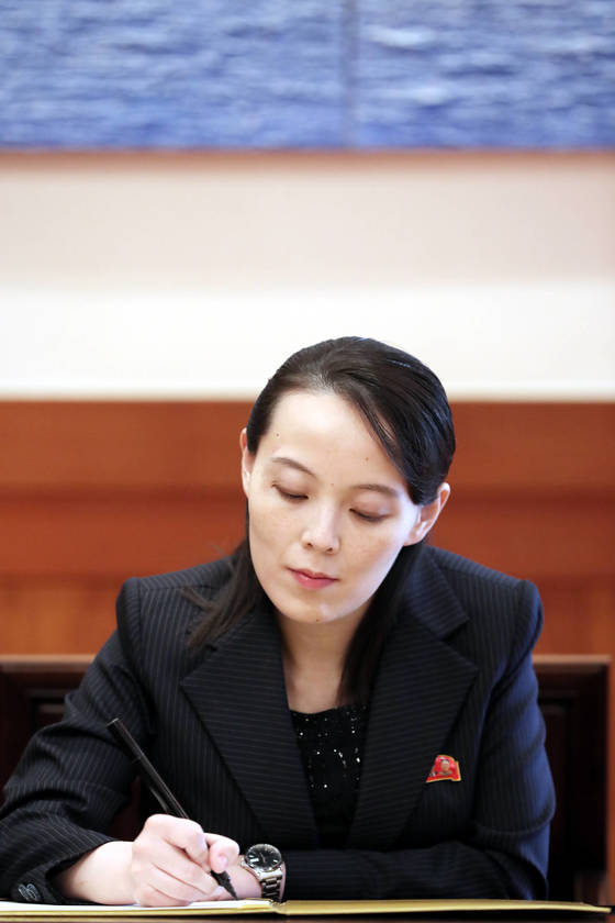 문재인 대통령 초청으로 청와대를 방문한 북한 김정은 노동당 위원장의 여동생 김여정 노동당 중앙위 제1부부장이 10일 오전 청와대 본관에서 방명록을 작성하고 있다. 20180210  /청와대사진기자단