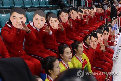 [올림픽] '가면 응원' (강릉=연합뉴스) 임병식 기자 = 10일 강원도 강릉시 관동하키센터에서 열리는 평창동계올림픽 여자 아이스하키 조별리그 B조 남북단일팀-스위스 경기에서 북한 응원단이 가면을 이용한 응원을 펼치고 있다. 2018.2.10  andphotodo@yna.co.kr  (끝)