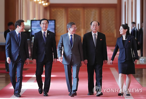 [올림픽] 문 대통령, '김영남, 김여정과 함께 오찬장으로' (서울=연합뉴스) 김주형 기자 = 문재인 대통령이 10일 오전 청와대에서 평창동계올림픽을 계기로 방남한 북한 김영남 최고인민회의 상임위원장, 김정은 북한 노동당 위원장의 여동생 김여정 노동당 중앙위 제1부부장과 오찬장으로 이동하고 있다. 왼쪽부터 임종석 비서실장, 조명균 통일부 장관, 문 대통령, 김영남 최고인민회의 상임위원장, 김여정 노동당 중앙위 제1부부장. 2018.2.10   kjhpress@yna.co.kr