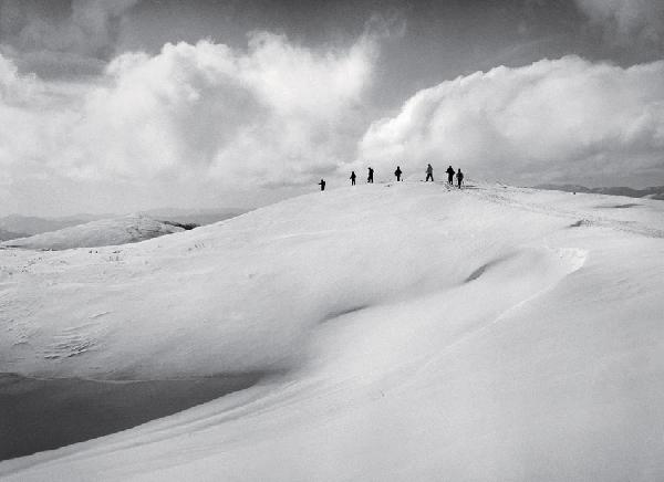 [월간산]1959년 눈덮인 새봉(지금의 선자령)을 향해 스키어들이 투어링을 즐기는 모습.