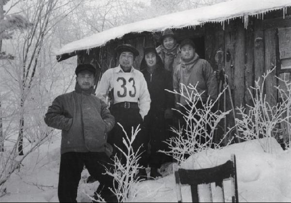 [월간산]1947년 지리산 노고단에서 제1회 전국체전 스키대회가 열렸을 당시의 신업재 회장(사진 왼쪽)과 선수 및 임원들(신업재 소장 자료).