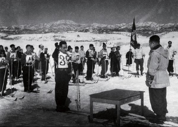 [월간산]1950년 대관령에서 최초로 스키대회가 열리며 선수(엄익환)가 선수선서를 하는 모습. 공식적으로는 4회 스키대회가 된다(김정태 소장 자료).