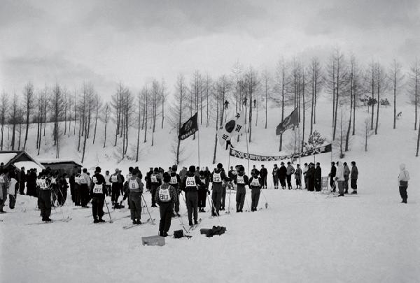 [월간산]1959년 횡계리 백산장 부근에서 전국체전 개회식 장면.