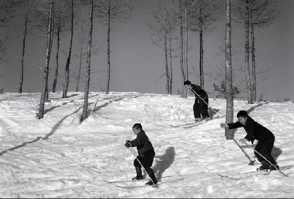 [월간산]1959년 눈 위에서 스키를 타며 놀이를 즐기는 횡계리 아이들의 모습.
