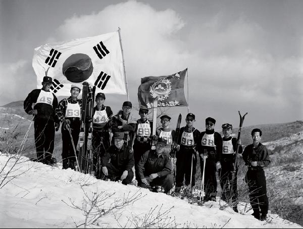 [월간산]1960년 대관령 새봉에서 전국체전 대회를 마치고 찍은 스키협회 임원들.