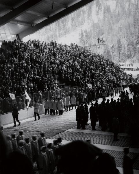 [월간산]1960년 스쿼밸리 동계 올림픽에 처음 스키가 참가해 개회식에 태극기를 들고 입장하는 대한민국 선수단 모습(신업재 소장 자료).