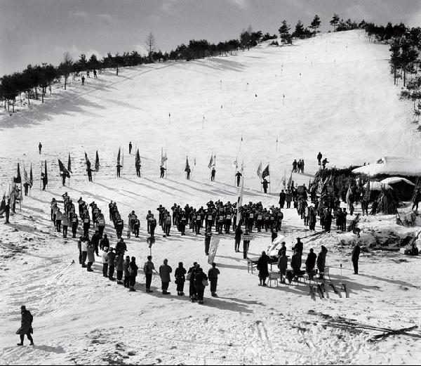 [월간산]1963년 대관령 스키장의 세 번째 슬로프로 일명 제3슬로프로 불렸던 곳에서 전국체전 개회식을 하고 있는 장면.