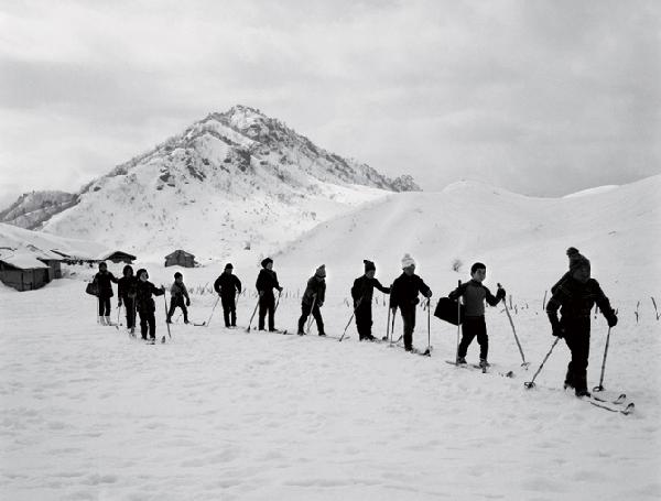 [월간산]1972년 알프스스키장이 들어서기 전의 진부령 흘리의 아이들이 스키를 신고 등교하는 모습.