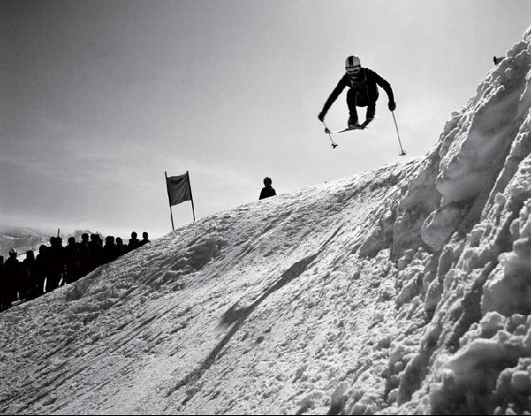 [월간산]1972년 지르메 슬로프에서 전국체전 활강경기가 끝나고 점프시범을 보이는 선수의 모습.
