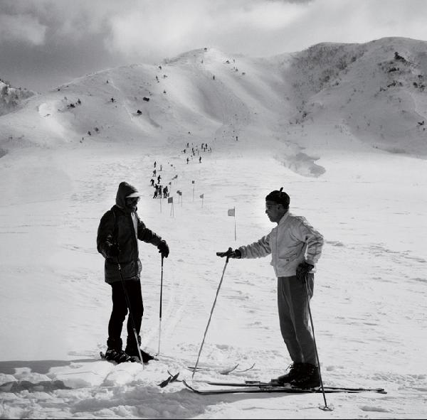 [월간산]1972년 한국 스키의 개척자인 김정태 선생(사진 왼쪽)과 스키협회를 헌신적으로 후원한 신업재 회장(사진 오른쪽)의 모습.