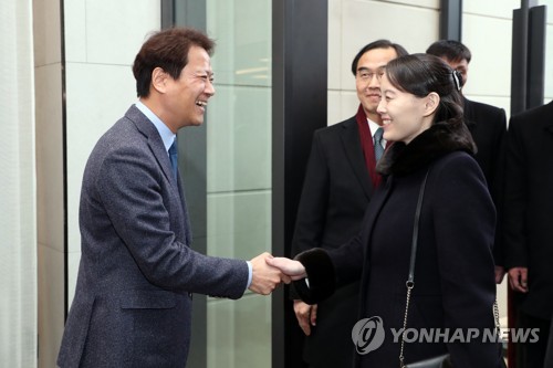 [올림픽] 김여정 노동당 중앙위 제1부부장 맞이하는 임종석 실장 (서울=연합뉴스) 임종석 대통령 비서실장이 11일 오후 서울 중구의 한 호텔에서 열린 만찬에서 김여정 노동당 중앙위 제1부부장을 맞이하고 있다. 2018.2.11 [청와대 제공=연합뉴스]