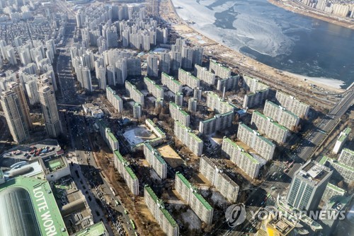 "강남 재건축·고가아파트 과열…단속" (서울=연합뉴스) 윤동진 기자 = 김동연 부총리 겸 기획재정부 장관이 지난 11일 강남 등 서울 특정지역의 경우 투기수요가 가세하면서 재건축·고가 아파트를 중심으로 과열현상이 나타나고 있다고 진단했다. 정부는 이에 따라 투기수요 근절을 위해 관계기관 합동점검반을 구성해 모든 과열지역을 대상으로 무기한 최고수준 강도로 현장단속을 한다는 방침이다.      사진은 12일 강남 4구(강남구·서초구·송파구·강동구) 중 송파구의 모습. 2018.1.12      mon@yna.co.kr