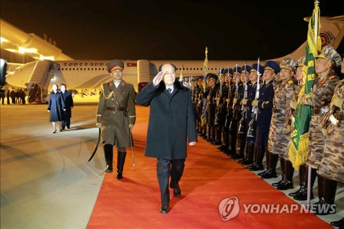 북한 노동신문, 고위급대표단 귀환 보도 (서울=연합뉴스) 북한 노동당 기관지 노동신문은 12일 김정은 노동당 위원장의 여동생 김여정 당 중앙위 제1부부장을 비롯한 고위급대표단이 전날 남측 방문을 마치고 귀환했다고 1면에 보도했다. 사진은 고위급대표단 단장인 김영남 최고인민회의 상임위원장이 평양 국제공항에서 마중 나온 북한군 의장대를 사열하는 모습. 2018.2.12       [국내에서만 사용가능. 재배포 금지. For Use only in the Republic of Korea. No Redistribution]      nkphoto@yna.co.kr