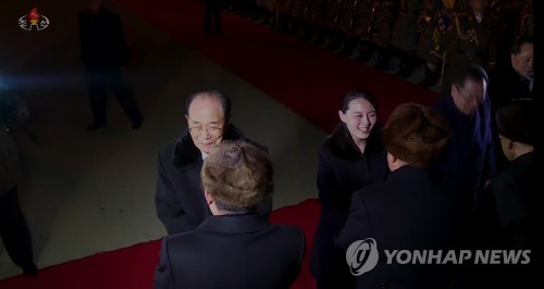 북 TV, 고위급대표단 평양 도착 영상 방영 (서울=연합뉴스) 조선중앙TV는 평창동계올림픽 개막식에 참가한 북한 고위급대표단이 지난 11일 평양에 돌아온 사실을 12일 보도하며 약 1분 40초 분량의 관련 영상을 방영했다. 김영남 최고인민회의 상임위원장은 공항에서 북한군 의장대를 사열했다. 이후 김 상임위원장과 김여정 노동당 제1부부장 등은 마중 나온 당·정 고위간부들과 인사하며 악수했다. 2018.2.12       [국내에서만 사용가능. 재배포 금지. For Use only in the Republic of Korea. No Redistribution]           nkphoto@yna.co.kr