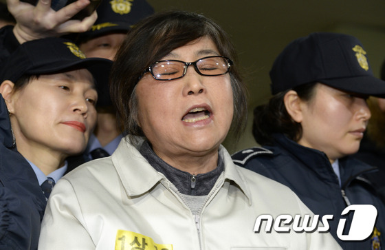 박영수 특별검사팀이 국정농단사태의 몸통격인 '비선실세' 최순실씨(61·구속기소)에 대한 체포영장을 집행한 25일 최씨가 서울 강남구 대치동 특검 사무실로 강제소환되던중 "박 대통령과 경제공동체 자백을 강요하고 있다＂며 소리치고 있다. 2017.1.25/뉴스1 © News1 안은나 기자