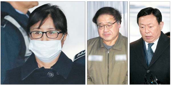 13일 1심 선고공판에 출석하기 위해 최순실 씨와 신동빈 롯데그룹 회장, 안종범 전 청와대 수석이 각각 법정으로 향하고 있다. 법원은 이날 최씨에 대해 징역 20년, 안 전 수석에 대해 징역 6년을 각각 선고했고, 신 회장에 대해서는 징역 2년6월을 선고한 뒤 법정구속했다. [한주형 기자]