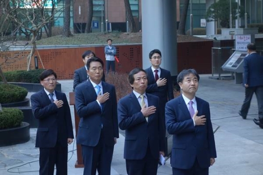 2015년 3월 30일 오전 열린 연합뉴스 국기게양식 행사에서 태극기에 대해 경례하고 있는 박노황 사장(오른쪽 끝) 등 당시 주요 임원진/사진제공=기자협회보