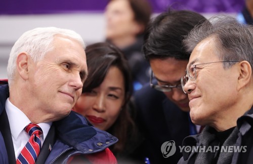[올림픽]마주보는 문 대통령과 펜스 부통령   (강릉=연합뉴스) 문재인 대통령과 마이크 펜스 미국 부통령이 10일 강릉 아이스아레나에서 열린 2018 평창동계올림픽 쇼트트랙 남자, 여자 예선전을 관람하며 대화하고 있다. 2018.2.11 [청와대 제공=연합뉴스]  kjhpress@yna.co.kr