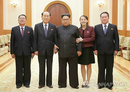 (서울=연합뉴스) 김정은 북한 노동당 위원장이 남쪽을 방문하고 평양에 귀환한 김여정 당 중앙위 제1부부장 등 고위급대표단과 만나 이들의 활동 내용을 보고받고 기념사진을 찍었다고 노동당 기관지 노동신문이 13일 보도했다.     [국내에서만 사용가능. 재배포 금지. For Use only in the Republic of Korea. No Redistribution]      nkphoto@yna.co.kr