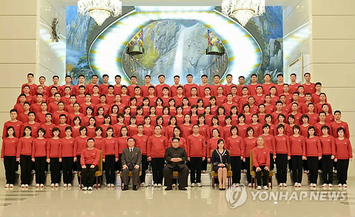 (서울=연합뉴스) 김정은 북한 노동당 위원장이 남쪽에서 공연을 마치고 평양에 귀환한 현송월 단장 등 삼지연관현악단 멤버들을 만나 기념사진을 찍었다고 노동당 기관지 노동신문이 13일 보도했다.2018.2.13       [국내에서만 사용가능. 재배포 금지. For Use only in the Republic of Korea. No Redistribution]      nkphoto@yna.co.kr
