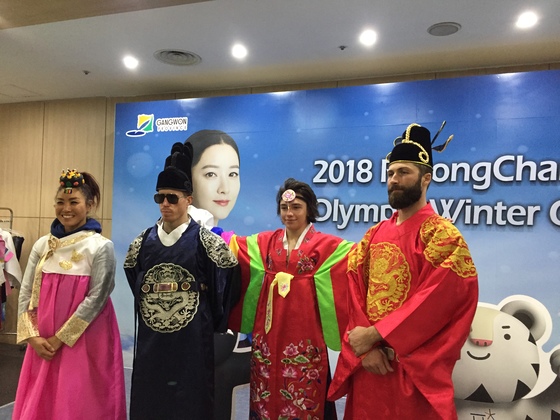 자신의 스탭들과 함께 한국전통문화 체험에 나선 숀 화이트(왼쪽에서 두 번째). 스노보드의 제왕답게 조선시대 왕족의 복장을 선택했다. 송지훈 기자