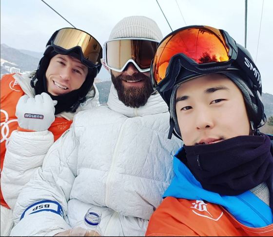 훈련장에서 만난 한국 스노보드대표팀 김호준(맨 오른쪽)과 함께 밝은 표정으로 사진 찍은 숀 화이트(맨 왼쪽). 가운데는 화이트의 코치 JJ토머스. [김호준 인스타그램]