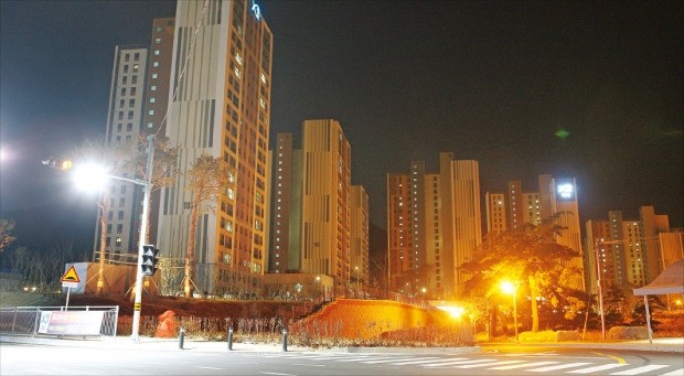 < 깜깜한 거제 아파트 > 지난 12일 오후 9시에 촬영한 경남 거제 옥산리 ‘오션파크자이’ 아파트. 지난해 9월 준공했지만 절반도 입주하지 않아 건물의 전등은 대부분 꺼져 있다. 전체 783가구 중 223가구가 미분양으로 남아 있다.  /양길성 기자 vertigo@hankyung.com