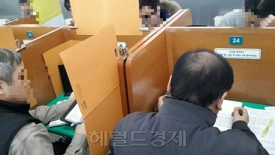 5060대 수험생들이 재취업을 위해 책과 씨름 하고 있는 모습. [헤럴드경제DB]