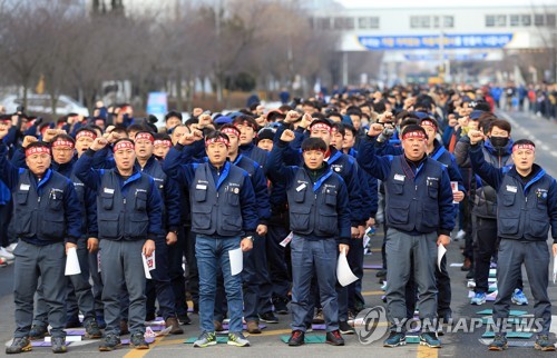 한국GM 군산공장 폐쇄 반대 집회 (군산=연합뉴스) 정경재 기자 = 전국금속노조 한국지엠지부 군산지회 조합원들이 14일 오전 한국GM 전북 군산공장에서 집회를 열고 공장 폐쇄 철회할 것을 요구하고 있다.     jaya@yna.co.kr