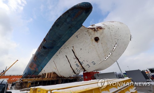 지난 6일 전남 목포 신항에서 세월호 선체 직립 착공식 및 안전기원제가 열리기에 앞서 세월호가 공개되고 있다. 현재 옆으로 누워있는 세월호는 이날 착공식 시작으로 올해 상반기 바로 서게 된다.  [연합뉴스 자료사진]