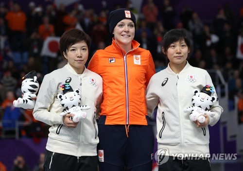 [올림픽] 고다이라 나오, 1,000m 은메달 (강릉=연합뉴스) 임헌정 기자 = 14일 오후 강릉 스피드스케이팅 경기장에서 열린 2018 평창동계올림픽 스피드스케이팅 여자 1,000m 경기 베뉴 세리머니에서 금메달 네덜란드 요린 테르모르스(가운데), 은메달 일본 고다이라 나오(왼쪽), 동메달 일본 다카기 미호가 기념촬영을 하고 있다.      kane@yna.co.kr