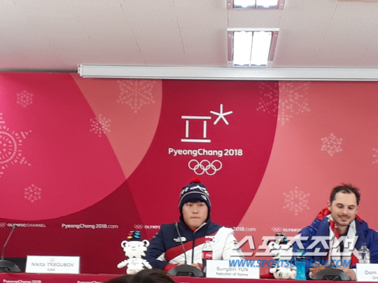 윤성빈 기자회견.  오른쪽은 3위 한 돔 파슨스   스포츠조선