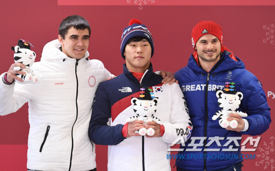 16일 오전 강원도 평창군 올림픽 슬라이딩 센터에서 '2018년 평창동계올림픽' 남자 스켈레톤 3차, 4차 경기가 열렸다. '아이언맨' 윤성빈이 드디어 스켈레톤 '황제'에 등극했다. 수상자들과 함께 기념 포즈를 취하고 있는 윤성빈.  평창=송정헌 기자  songs@sportschosun.com/2018.02.16