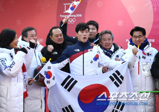 16일 오전 강원도 평창군 올림픽 슬라이딩 센터에서 '2018년 평창동계올림픽' 남자 스켈레톤 3차, 4차 경기가 열렸다. '아이언맨' 윤성빈이 드디어 스켈레톤 '황제'에 등극했다. 금메달을 차지한 윤성빈이 태극기와 함께 포즈를 취하고 있다.  평창=송정헌 기자  songs@sportschosun.com/2018.02.16