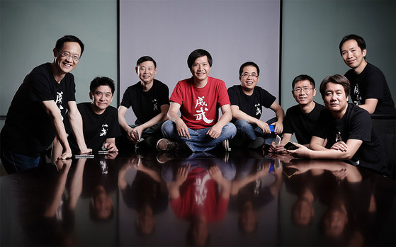 샤오미 창업자 레이 쥔(가운데 붉은 티셔츠 입은 사람)과 주요 임원들.
