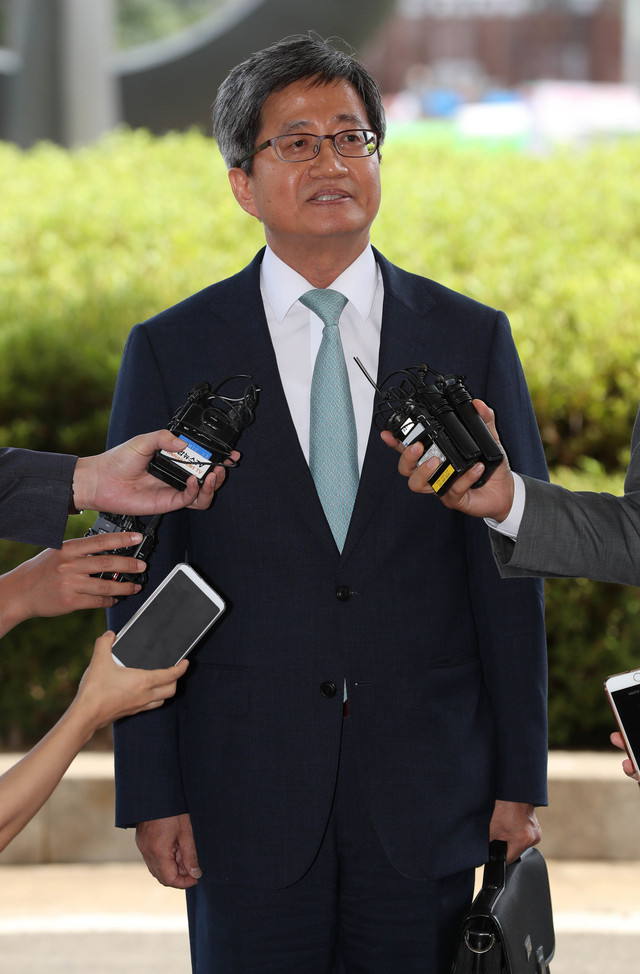 지난해 8월 대법원장으로 지명된 김명수 대법원장이 양승태 당시 대법원장을 만나러 서울 서초동 대법원에 도착해 기자들의 질문에 답하고 있다. 김 대법원장은 당시 강원 춘천에서 버스를 타고 서울에 와 지하철로 이동했다. 김정효 기자 hyopd@hani.co.kr