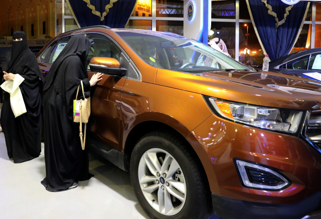 사우디아라비아의 여성들이 16일(현지시간 )자동차 전시장을 둘러보고 있다. /EAP연합뉴스