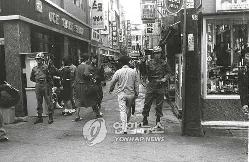 부,마 사태스케치 부,마 사태 계엄선포.//(본사자료)1979.10.26(마산=연합뉴스)//    <저작권자 ⓒ 2005 연 합 뉴 스. 무단전재-재배포 금지.>