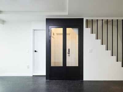 ºí·¢ Ä÷¯ÀÇ ¾ç°³Çü ¿©´ÝÀ̹®À» ¼³Ä¡ÇÑ Çö°ü. /Áý´Ú Á¦°ø