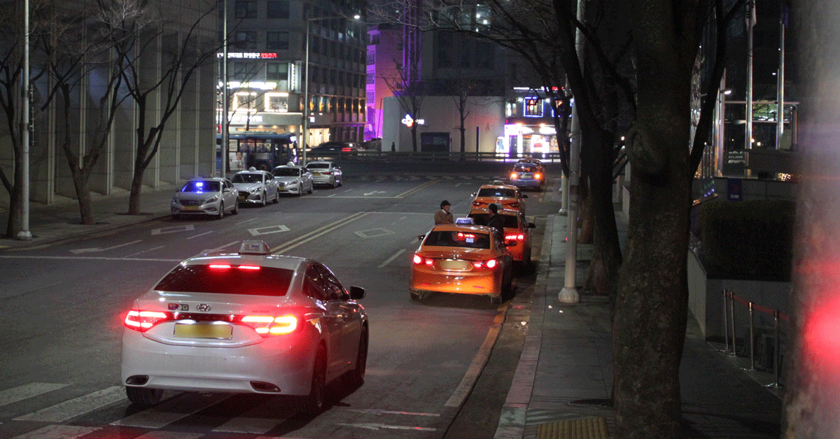 지난 14일 오후 서울 중구 태평로 뒷골목에 ‘빈차’ 표시등을 끈 택시들이 하나둘씩 모여들고 있는 모습. 택시가 장시간 ‘빈차’ 표시를 끈 채 대기하고 있으면 과태료를 받을 수 있다. [김민상 기자]