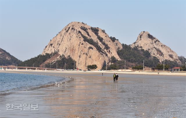 선유해변 뒤편 망주봉은 어디서나 잘 보이는 섬의 중심이다.